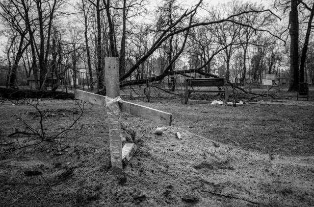 A grave with an improvised cross. People killed during the occupation were buried by family or friends anywhere they could. Here, a grave in a public park, Irpin, 02/04/2022.